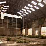 Qui la natura sta invadendo lo spazio interno illuminato dai grandi finestroni senza pi� vetri e porte. Il soffitto a botte a campata unica � ricoperto da un manto di onduline in eternit, alcune delle quali risultano ormai divelte